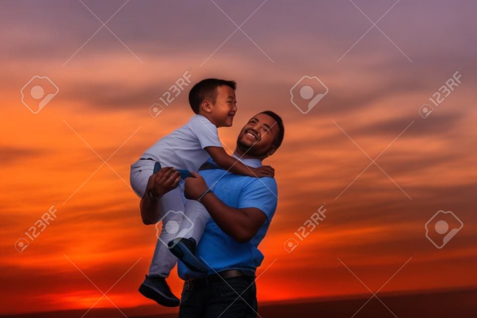 Un padre con il figlio al tramonto