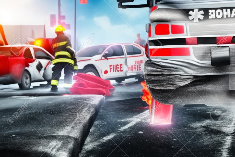 Een ongeluk op de weg van een stad met ambulance en brandweerman.