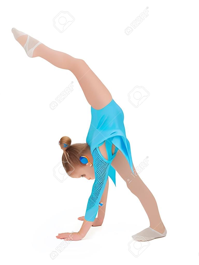 jong meisje doen gymnastiek over wit