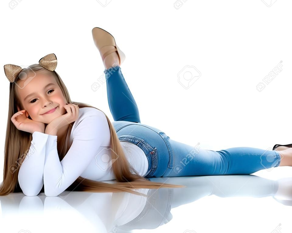 une adolescente se trouve sur le sol