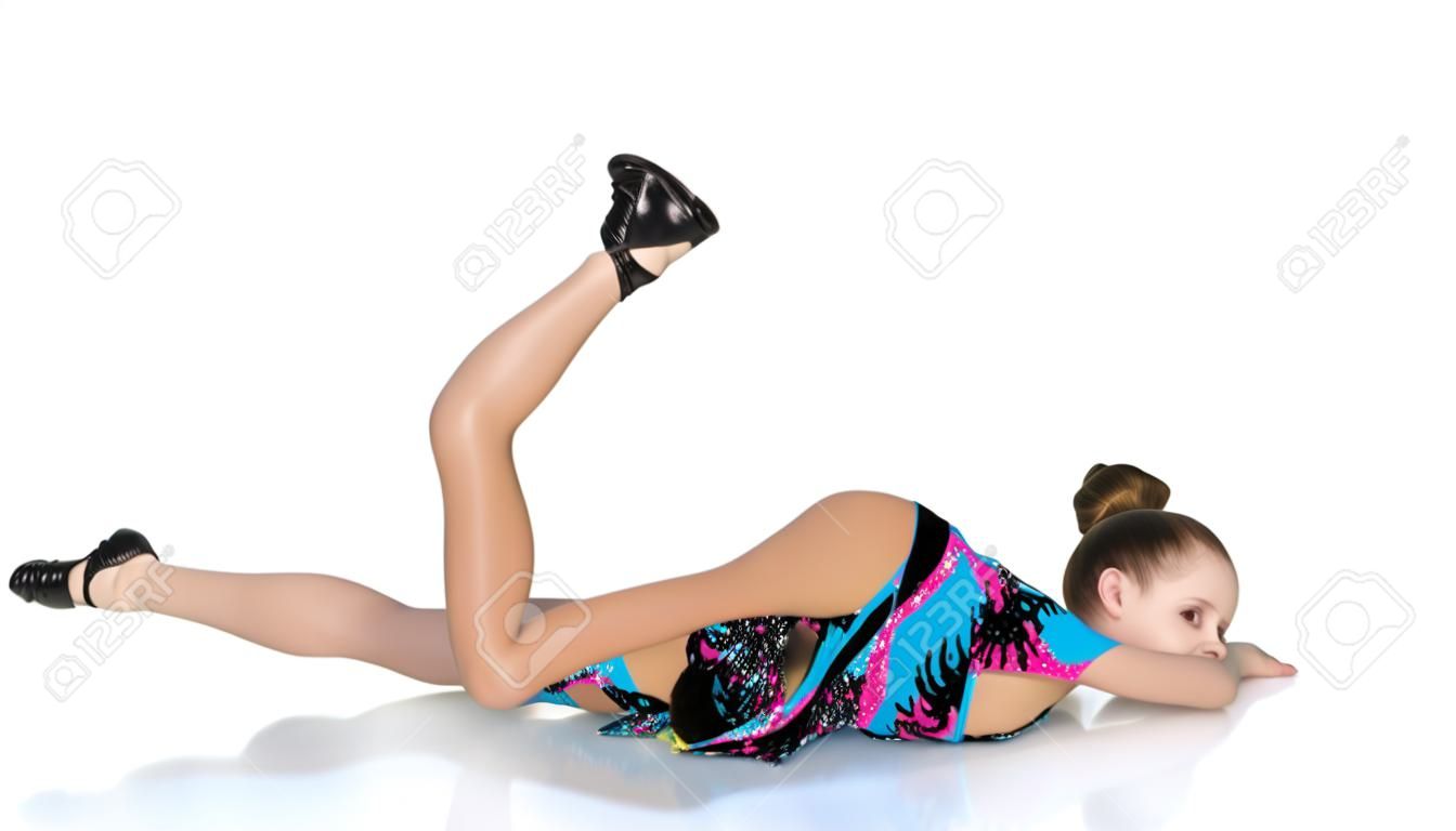 La ginnasta esegue un elemento acrobatico sul pavimento.