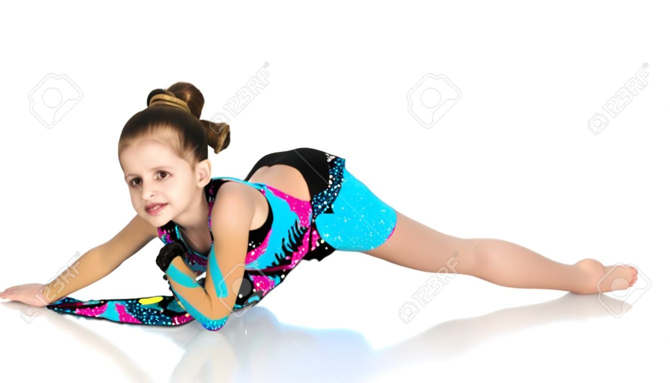 La ginnasta esegue un elemento acrobatico sul pavimento.