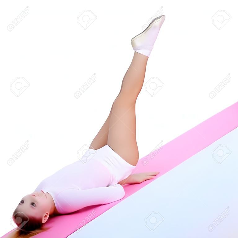 Gimnastyczka wykonuje na podłodze element akrobatyczny.