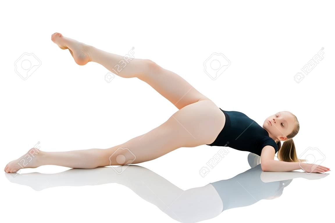 Гимнастка выполняет на полу акробатический элемент.