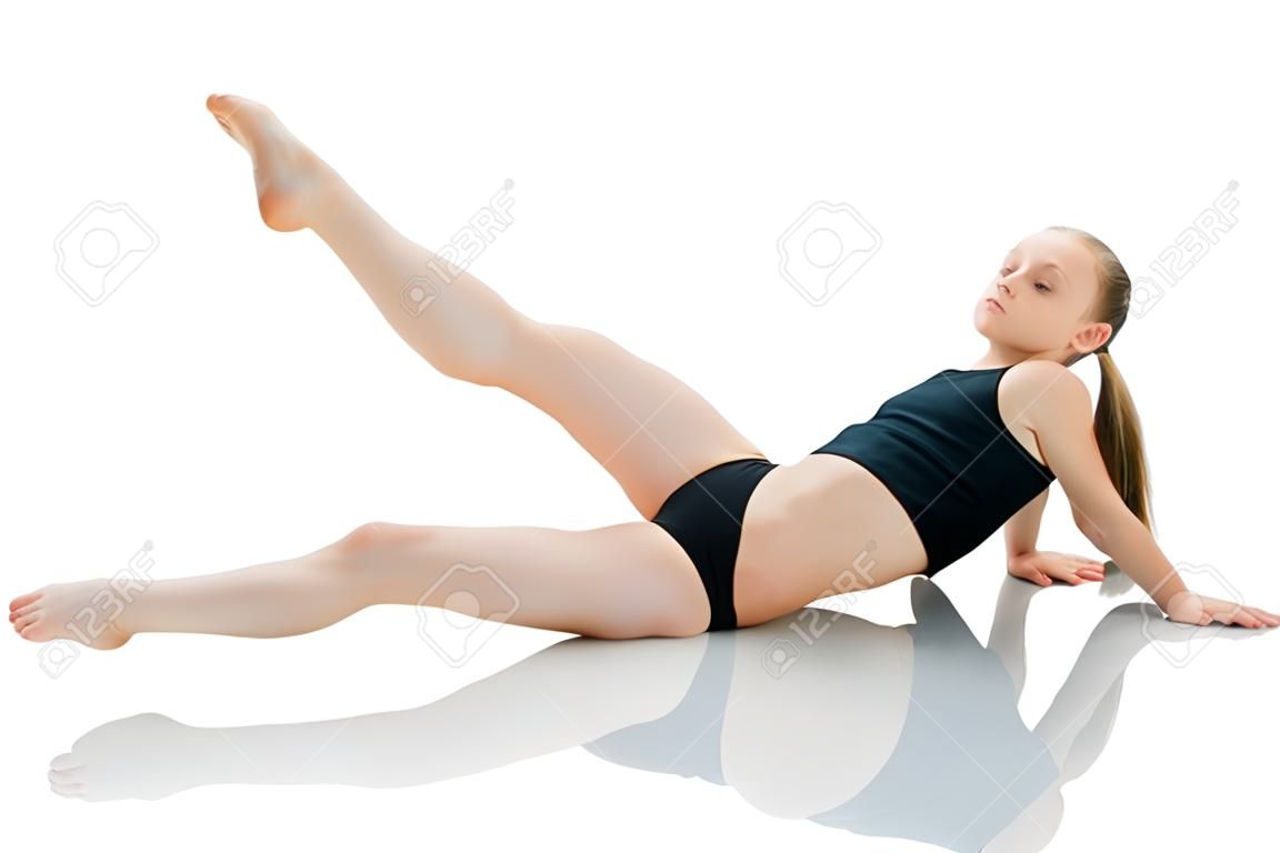Gimnastyczka wykonuje na podłodze element akrobatyczny.