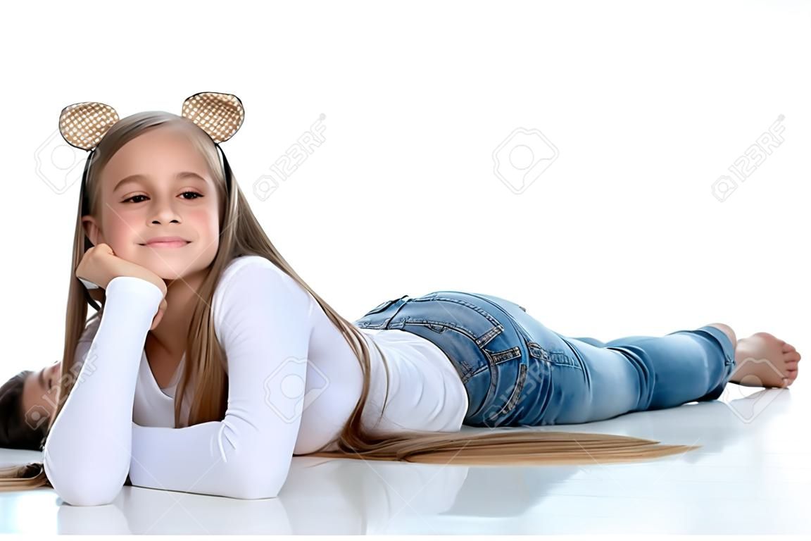 Een tienermeisje ligt op de vloer