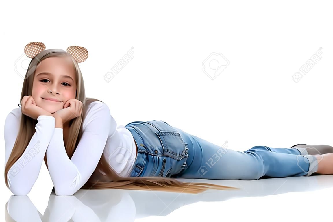 Een tienermeisje ligt op de vloer