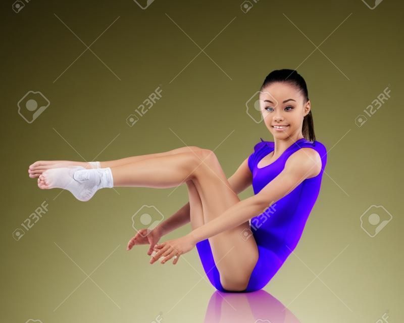 體操運動員在地板上表演雜技元素。