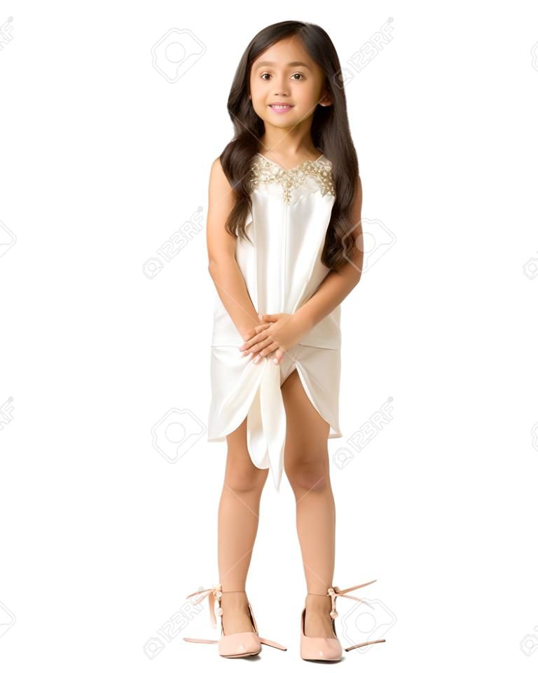 Une petite fille asiatique en chaussures à talons hauts.