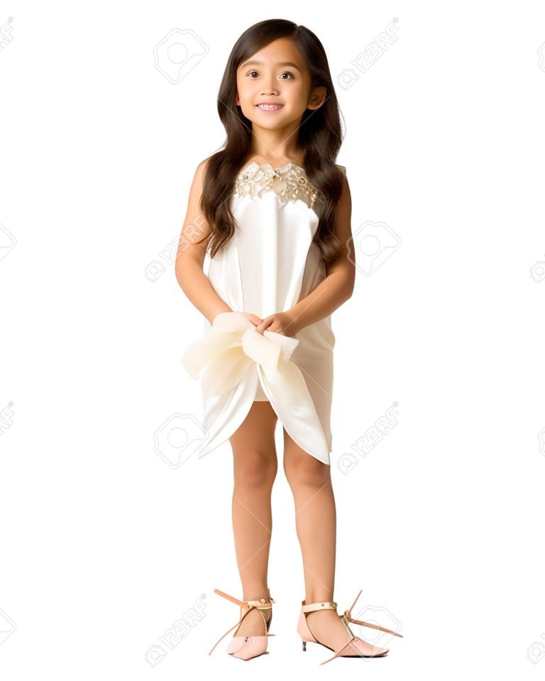 Маленькая азиатская девушка в туфлях на высоких каблуках.
