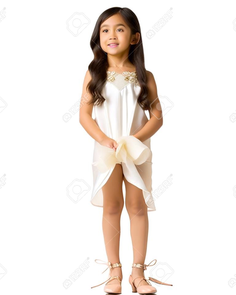 Una piccola ragazza asiatica con scarpe col tacco alto.