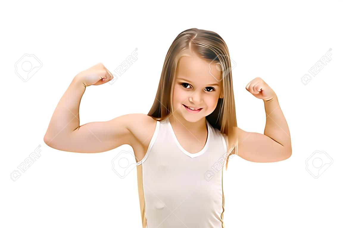 어린 소녀는 그녀의 근육을 보여줍니다.