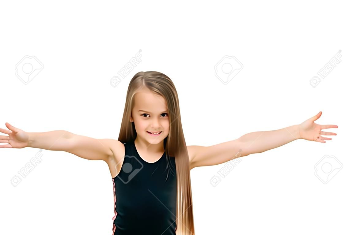 어린 소녀는 그녀의 근육을 보여줍니다.