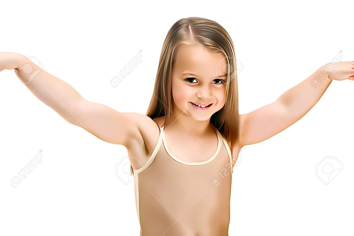 小さな女の子は彼女の筋肉を示しています。