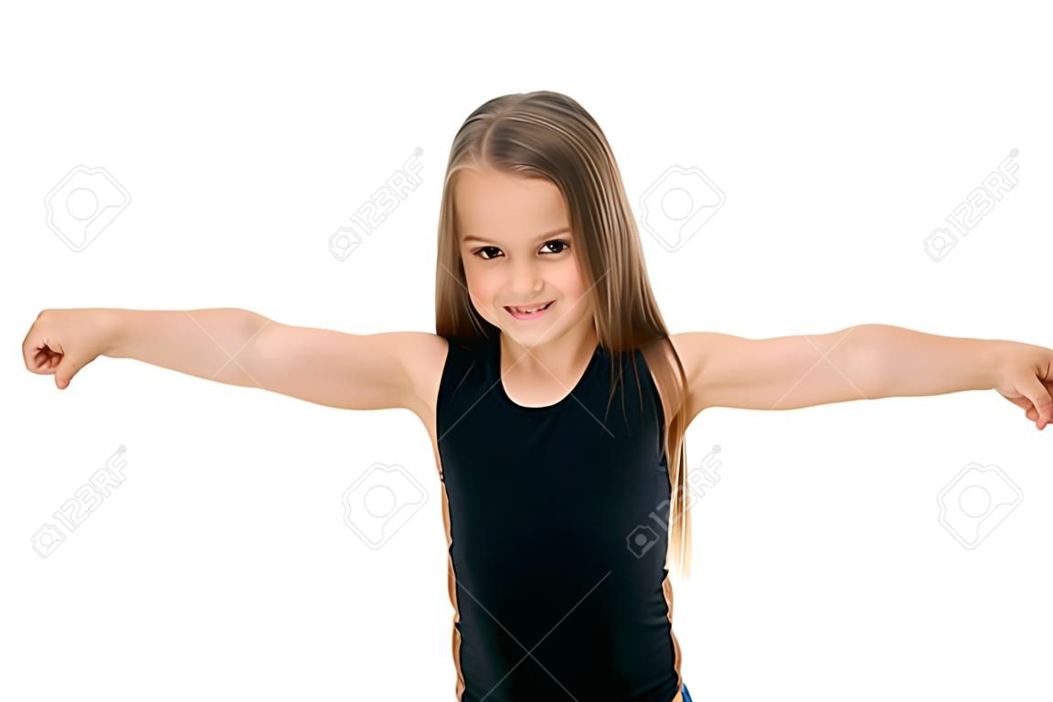 Маленькая девочка показывает свои мускулы.