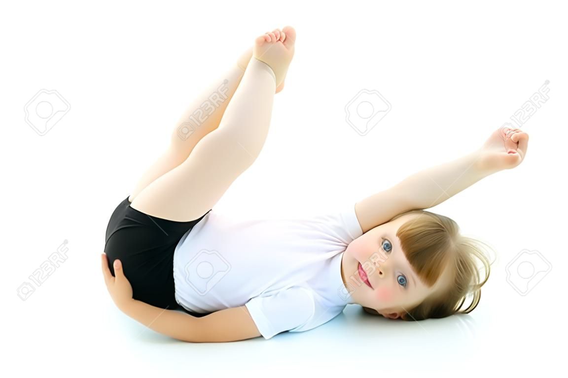 Charmante petite fille faisant des exercices de gymnastique en studio sur