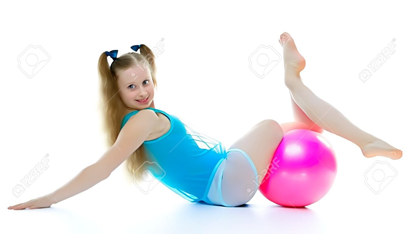 Girl gymnast voert oefeningen met de bal.