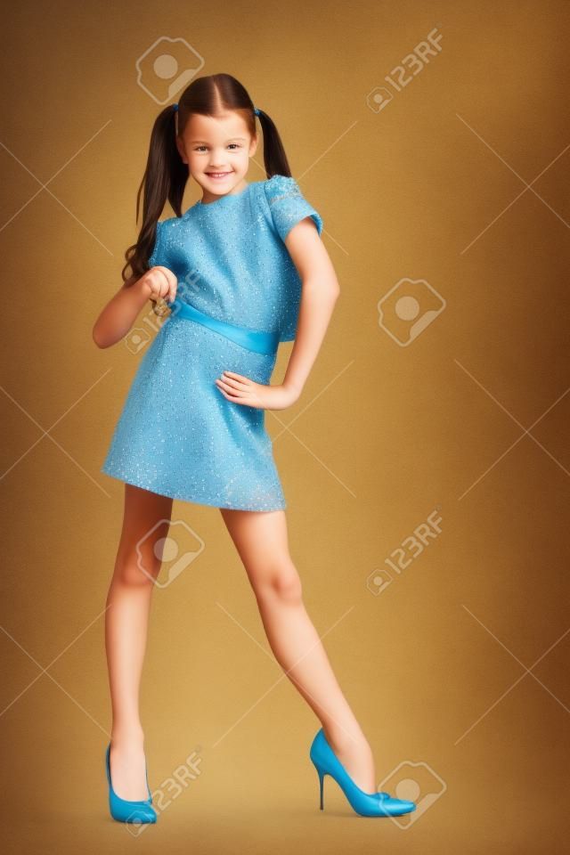 Menina alegre em sapatos grandes tirados de sua mãe.