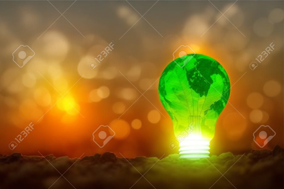 concetto di risparmio energetico lampadina con energia solare in natura