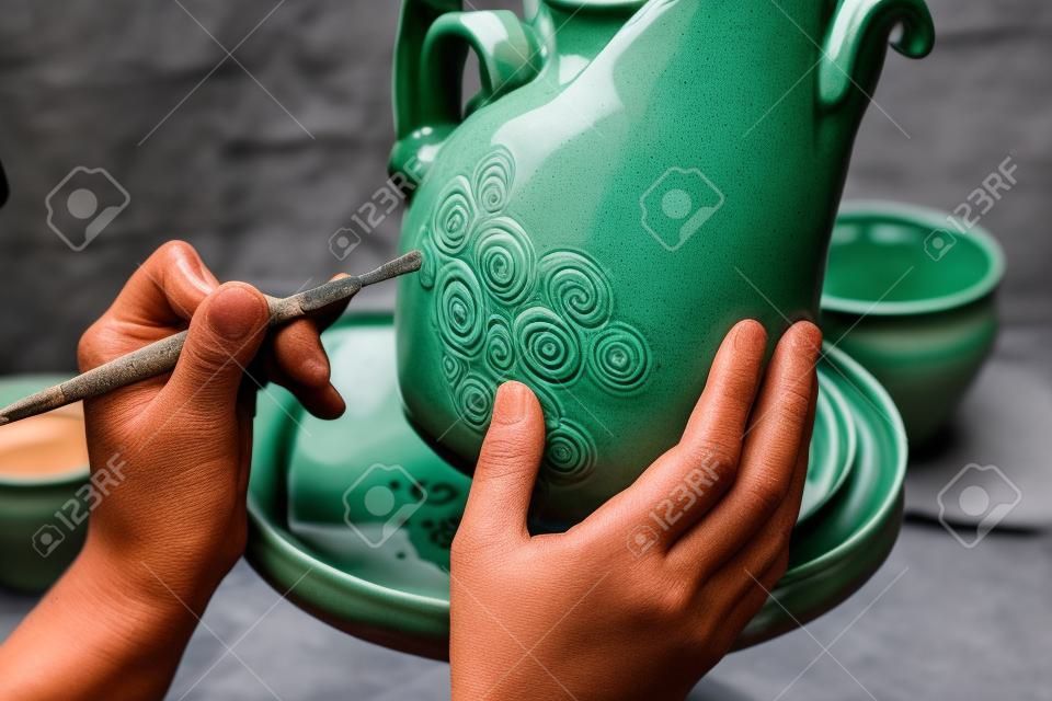 alfarero produce cerámica de arcilla - hecho a mano