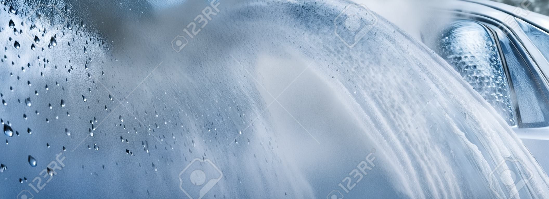 Bannière de lavage de voiture abstraite, se concentrer uniquement sur les gouttes d'eau, pulvérisation au jet sur la voiture floue, tonique en bleu clair.