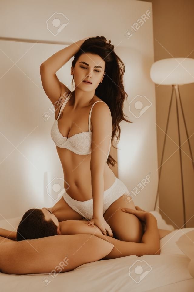 Leidenschaftliche Paar im Bett