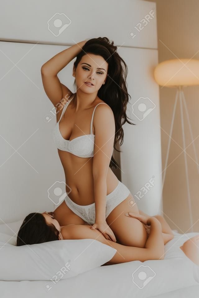 Couple fougueux dans son lit