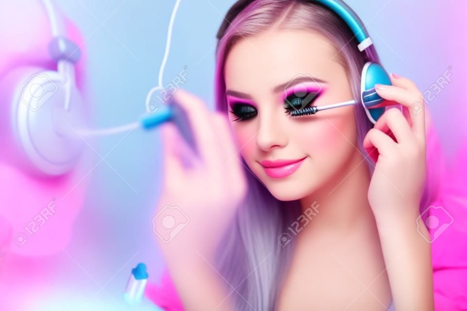 Maquillaje muchacha adolescente de moda y la música que escucha