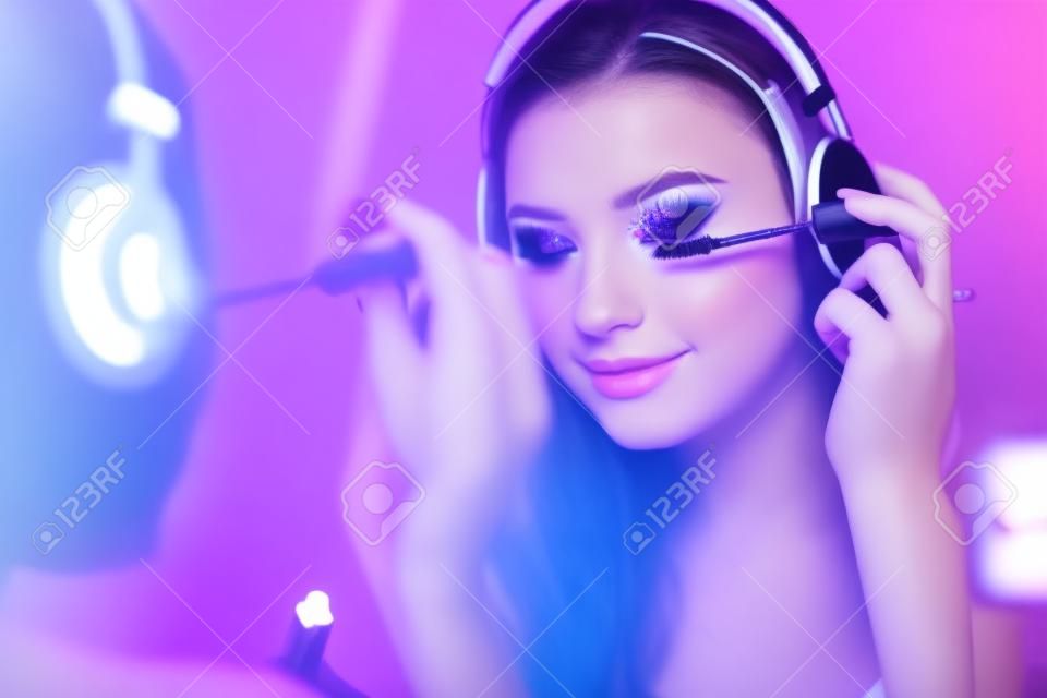 Maquillaje muchacha adolescente de moda y la música que escucha