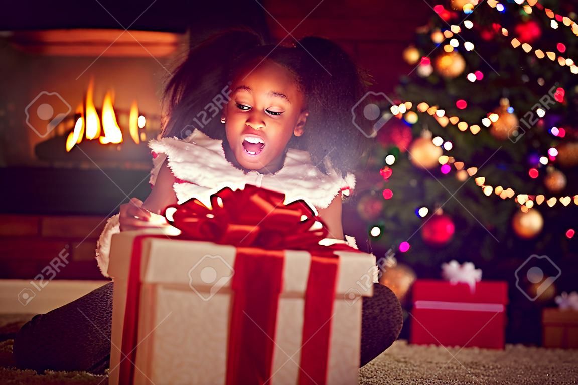 Noel sihirli hediyeleri açmak sürpriz kız