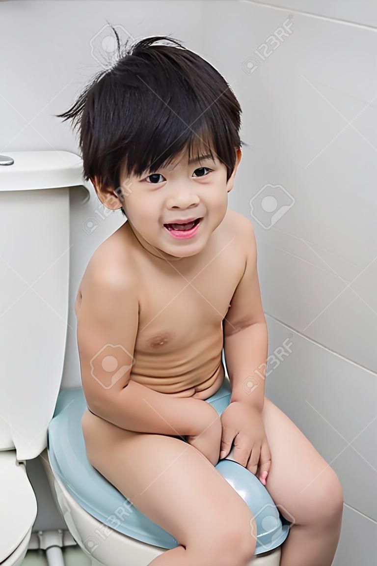 화장실 현대적인 스타일에 귀여운 아시아 아이.