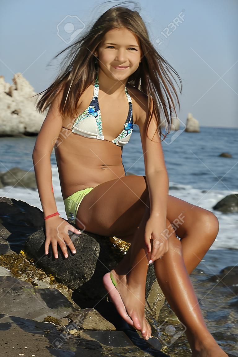 Чувственная молодая девушка в купальнике на пляже