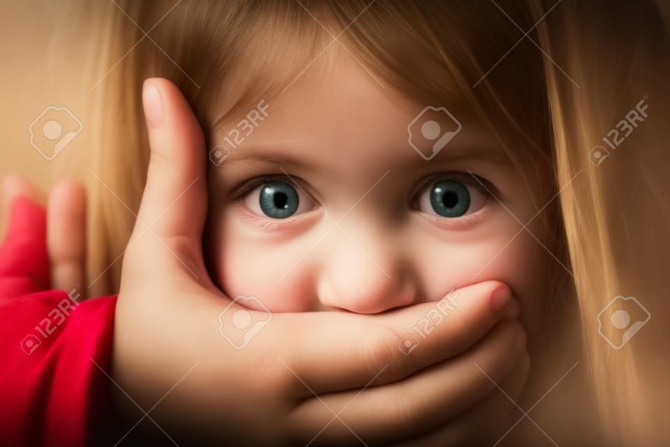 Scared junges Mädchen mit der Hand eines erwachsenen Mannes über den Mund