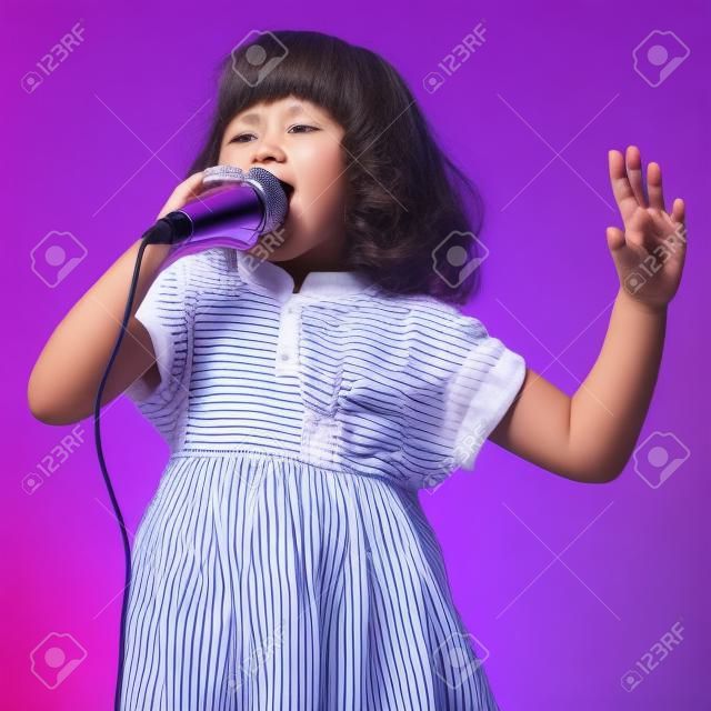 Dziewczyna śpiewa z mikrofonu