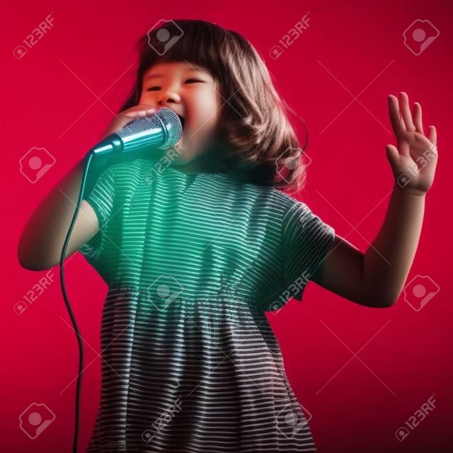 Mädchen singen mit Mikrofon