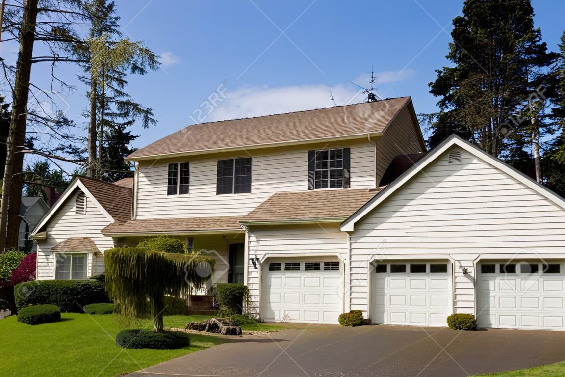 Casa residencial. Estadounidense promedio de dos pisos residencial casa.