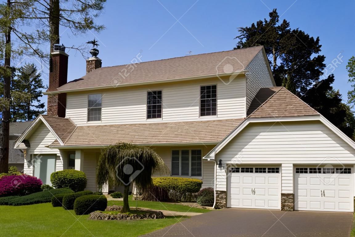 Casa residencial. Estadounidense promedio de dos pisos residencial casa.