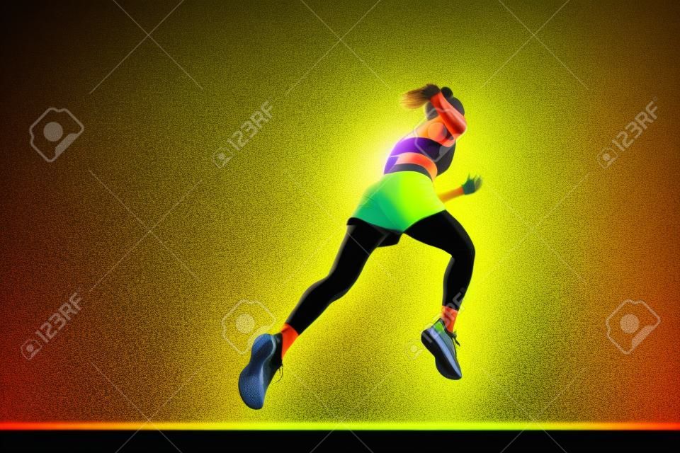 Vue arrière. femme musclée sportive, coureur professionnel s'enfuyant isolé sur fond jaune à la lumière du néon. sport, fitness, compétition, vitesse et mode de vie actif. copiez l'espace pour l'annonce. coucher de soleil