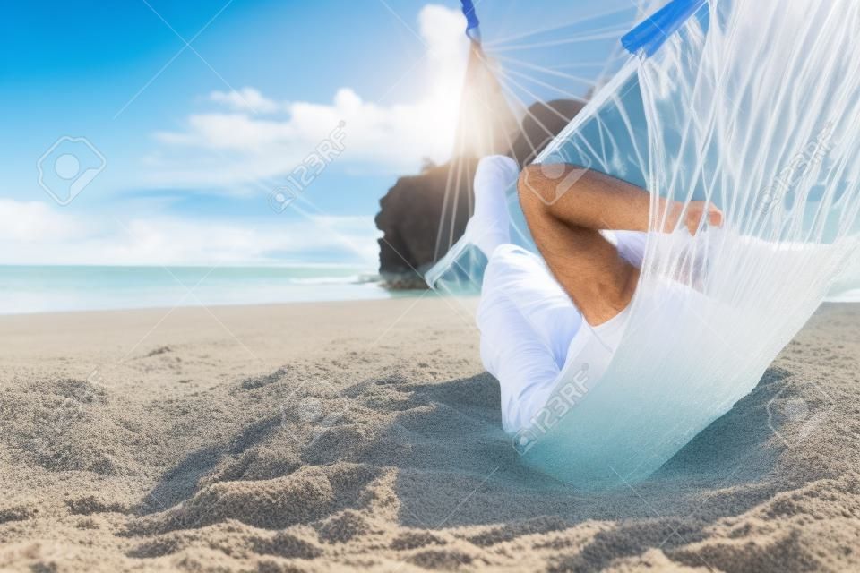 Joven de relax en la playa de arena
