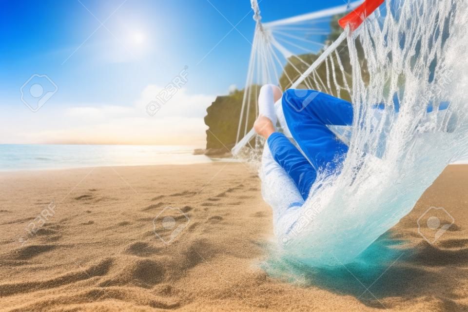 Joven de relax en la playa de arena