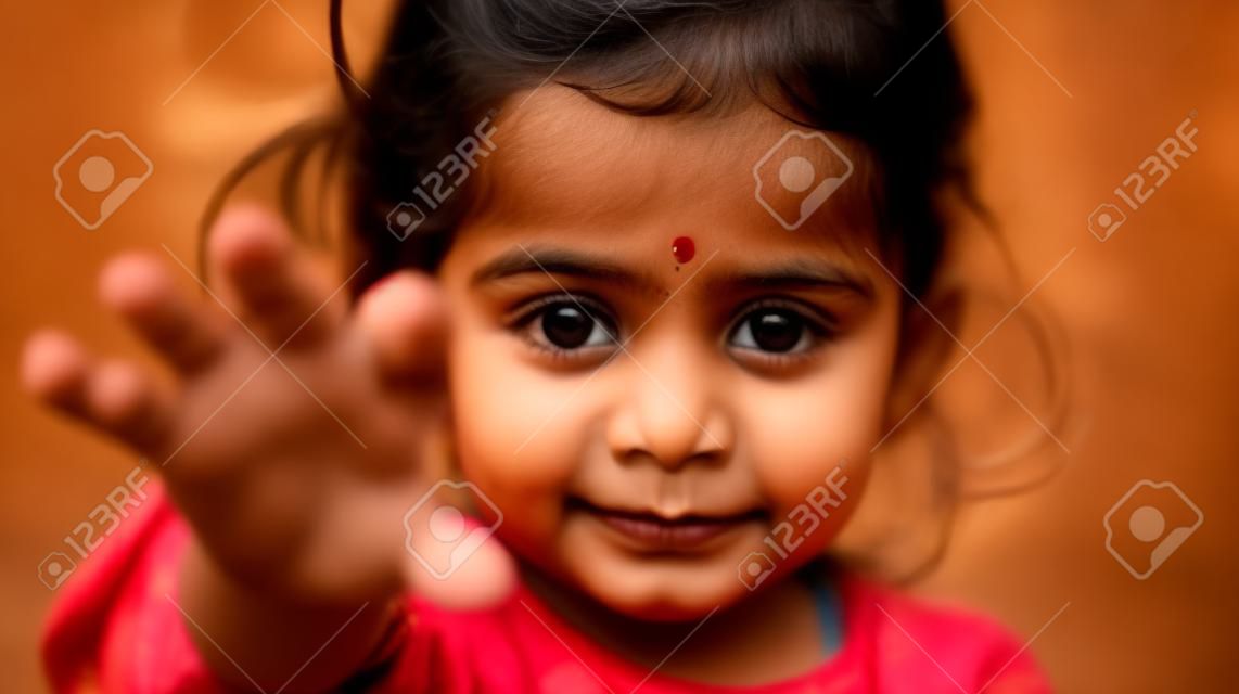 Ritratto di una bambina indiana carina che mostra il gesto di arresto con la mano