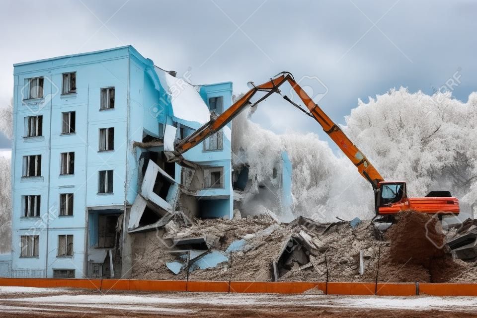 экскаватор рушит старый советский жилой дом в Москве