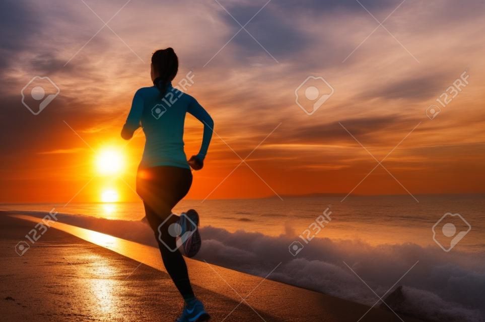Corredor atleta correndo à beira-mar. mulher fitness silhueta nascer do sol jogging exercício conceito de bem-estar.