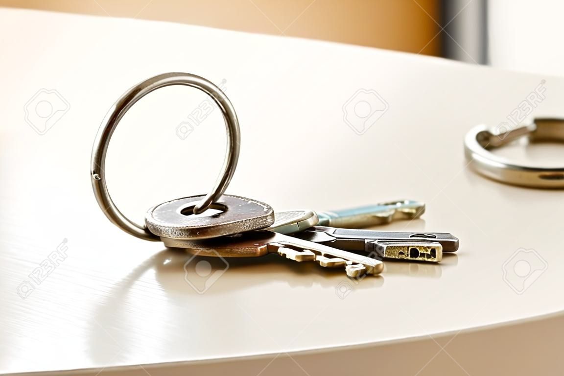 Conjunto de três chaves da casa no anel na mesa em um quarto. Grupo de chaves do apartamento close-up. Para esquecer as chaves em casa consepto. Close-up.