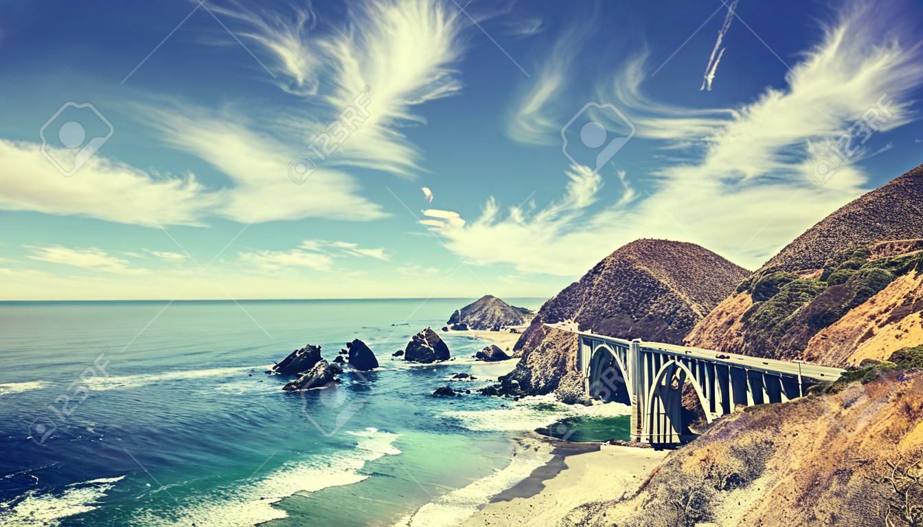 Jahrgang stilisierte kalifornischen Küste entlang Pacific Coast Highway, USA.