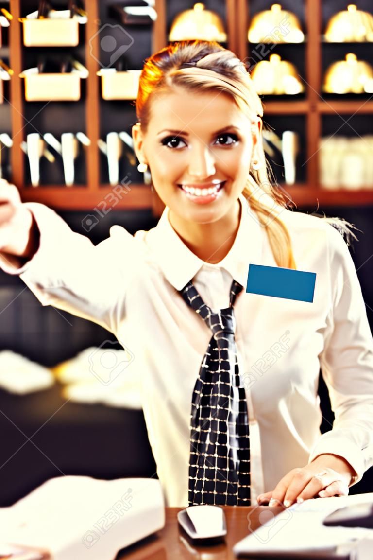 Imagem de recepcionista dando cartão-chave