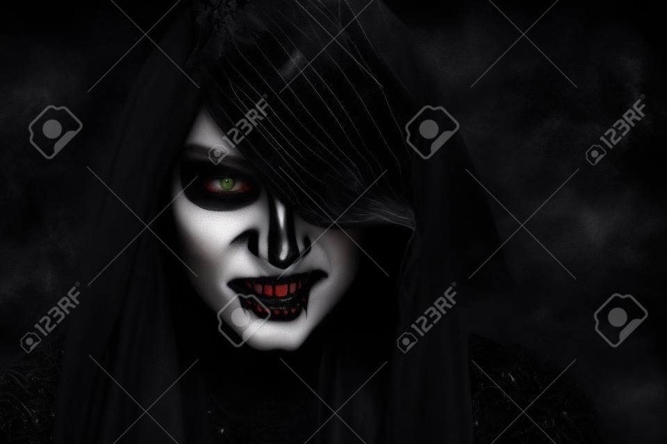 Halloween-Vampir-schöne Frau über Schwarzem