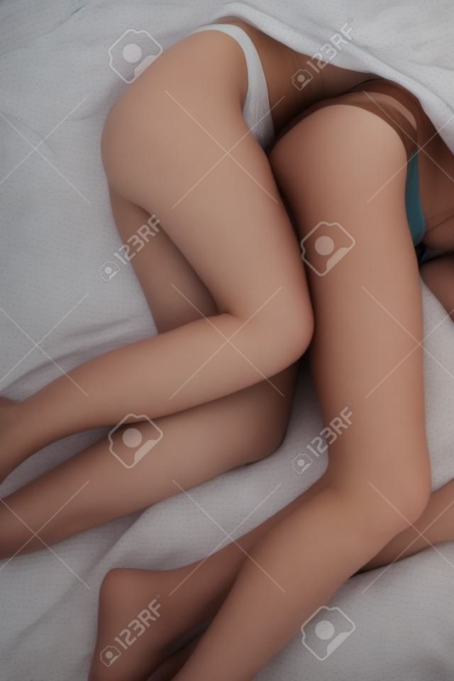 침대에 두 젊은 여자 친구