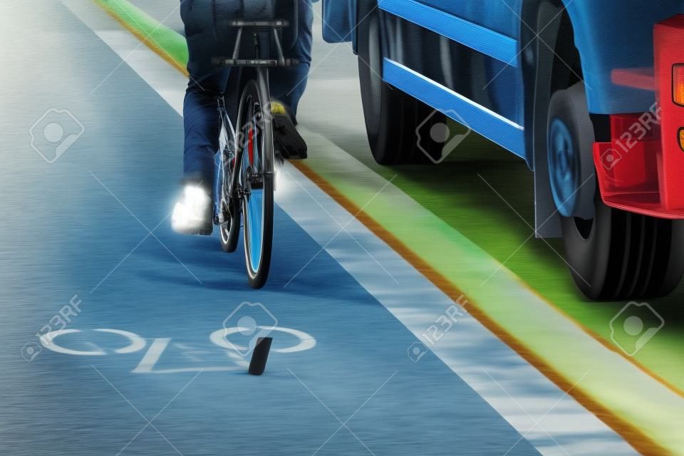 Stretto del ciclista revisionato da un camion