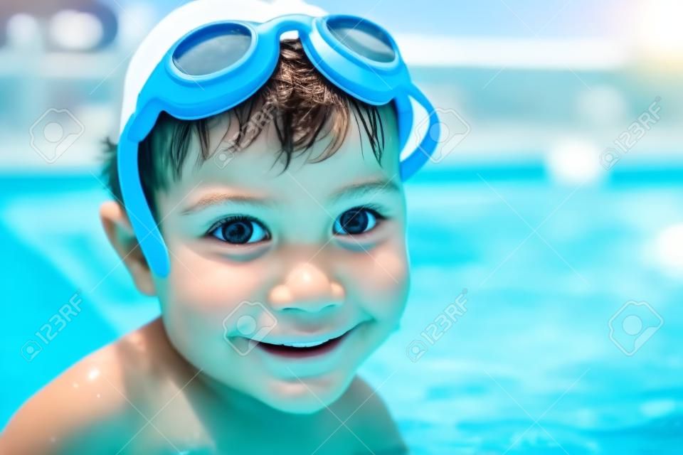 水泳、スイミング プールの水で遊ぶプールのかわいい男の子の活動